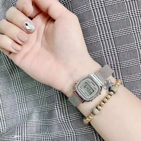 Casio LA670WEM-7DF női digitális karóra, ezüst acél, WR30, dobozzal
