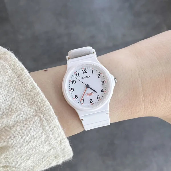 Casio LQ-24B-7BDF női karóra, kvarc, fehér, műanyag, WR30, 36 mm + díszdoboz