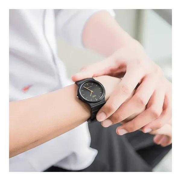Casio MQ-24-1ELDF uniszex karóra, fekete, 36 mm, kvarc, WR30, díszdobozzal