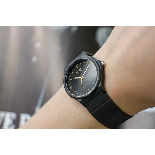 Casio MQ-24-1ELDF uniszex karóra, fekete, 36 mm, kvarc, WR30, díszdobozzal