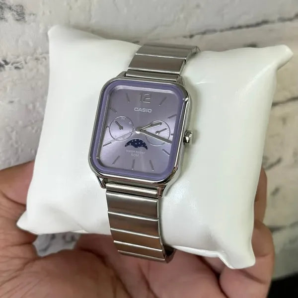 Casio férfi karóra MTP-M305D-6A, acél szíj, lila számlap, dátum/holdfázis, WR50