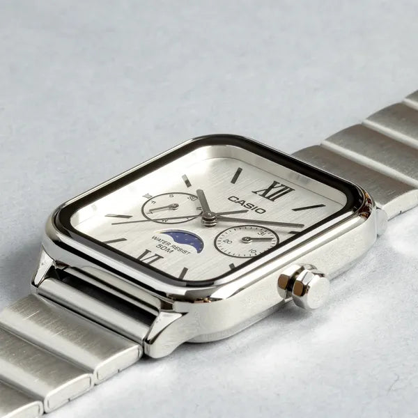 Casio MTP-M305D-7A2 férfi karóra, acél szíj, fehér számlap, WR50, holdfázis