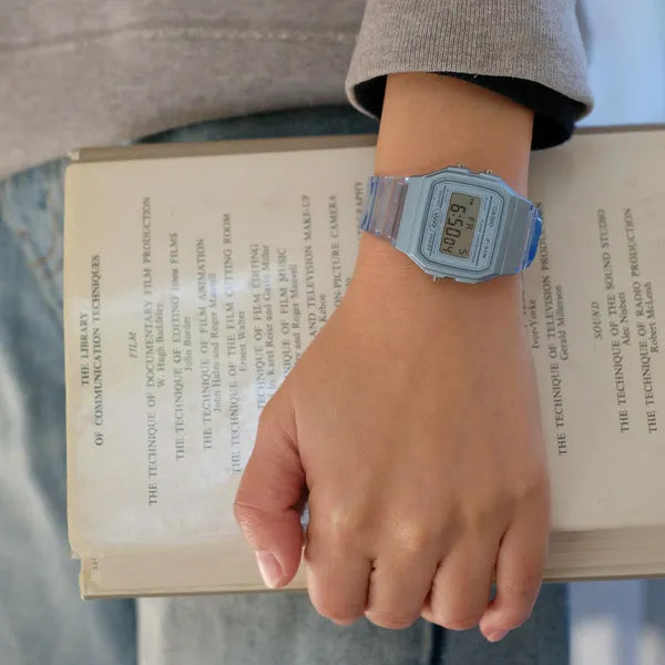 Casio F-91WS-2 uniszex digitális karóra, kék áttetsző tok és szíj, WR30