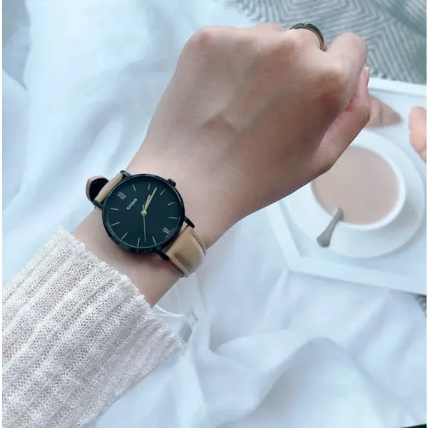 Casio LTP-VT02BL-1A női karóra, 30 mm, fekete számlap, barna bőrszíj, WR30