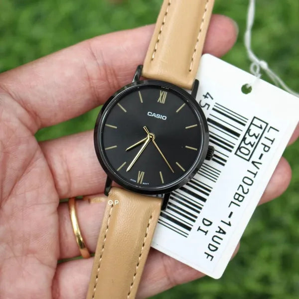 Casio LTP-VT02BL-1A női karóra, 30 mm, fekete számlap, barna bőrszíj, WR30