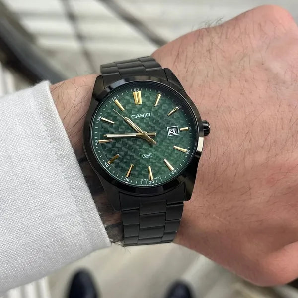 Casio MTP-VD03B-3A férfi óra, zöld számlap, acél szíj, WR50, 42 mm, fekete tok