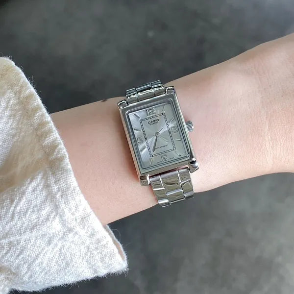 Casio női karóra LTP-1234DD-7A, téglalap tok, ezüst acél karkötő, WR30, kvarc