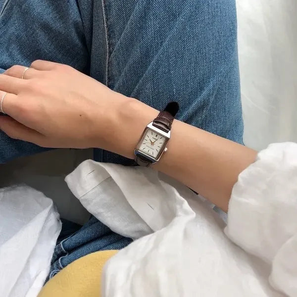 Casio LTP-V007L-7E2 női karóra, téglalap tok, barna bőrszíj, fehér számlap