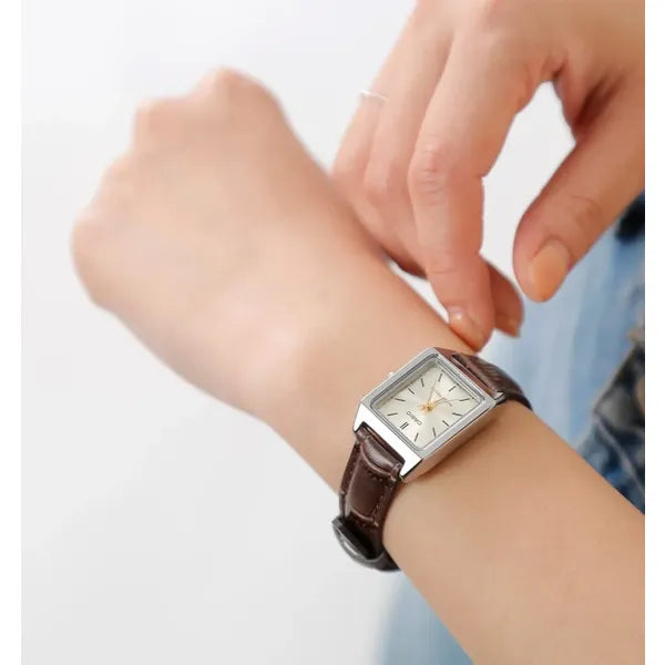 Casio LTP-V007L-9E női karóra, arany számlap, barna bőrszíj, WR30