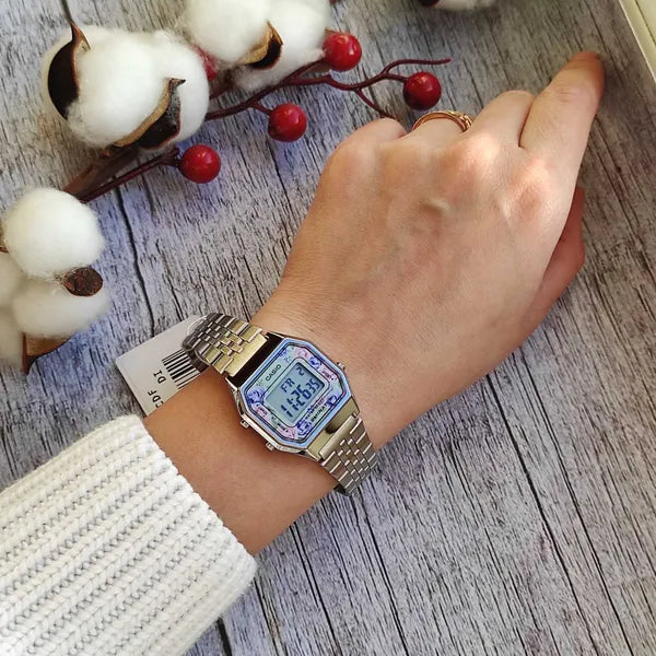 Casio LA680WA-2C női digitális karóra, acél szíj, türkiz számlap, WR30