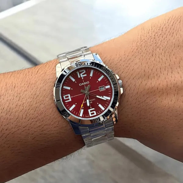 Casio MTP-VD01D-4B férfi karóra, piros számlap, acél szíj, WR50 + díszdoboz