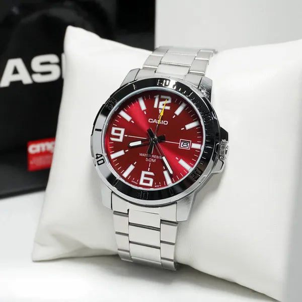 Casio MTP-VD01D-4B férfi karóra, piros számlap, acél szíj, WR50 + díszdoboz