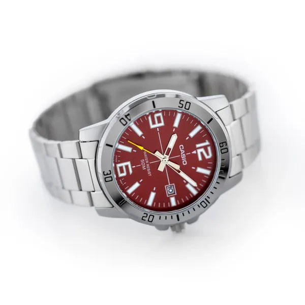 Casio MTP-VD01D-4B férfi karóra, piros számlap, acél szíj, WR50 + díszdoboz