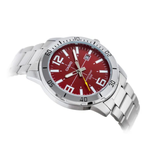 Casio MTP-VD01D-4B férfi karóra, piros számlap, acél szíj, WR50 + díszdoboz