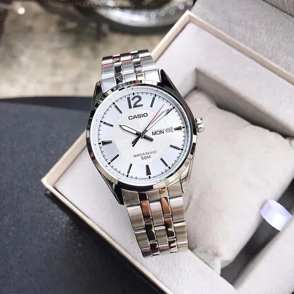 Casio MTP-1335D-7A férfi karóra, ezüst, 40 mm, WR50, dátum, kvarc, ásványi üveg