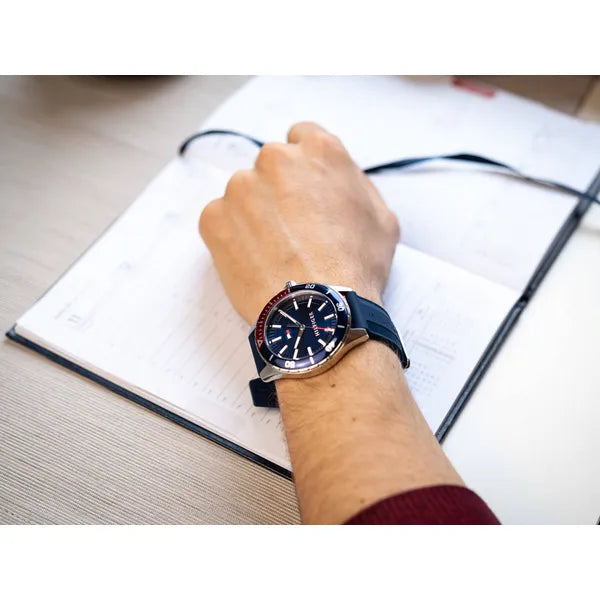 Tommy Hilfiger Logan 1792009 férfi óra, 43 mm, kvarc, WR50, acél, kék számlap
