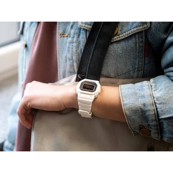 Casio G-Shock GMD-S5600-7ER női digitális óra, fehér, WR200