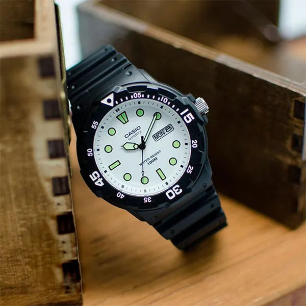Casio MRW-200H-7EVEF férfi karóra, 44 mm, WR100, fehér számlap, díszdoboz