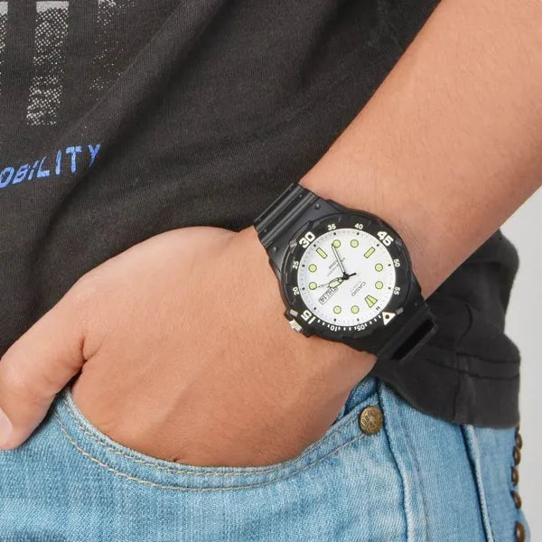Casio MRW-200H-7EVEF férfi karóra, 44 mm, WR100, fehér számlap, díszdoboz