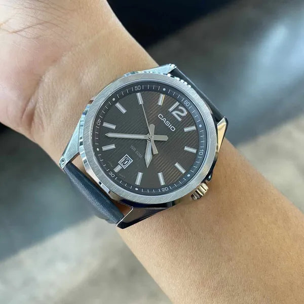 Casio MTP-E725L-1AVDF férfi karóra, fekete bőrszíj, ezüst tok WR50 díszdobozzal