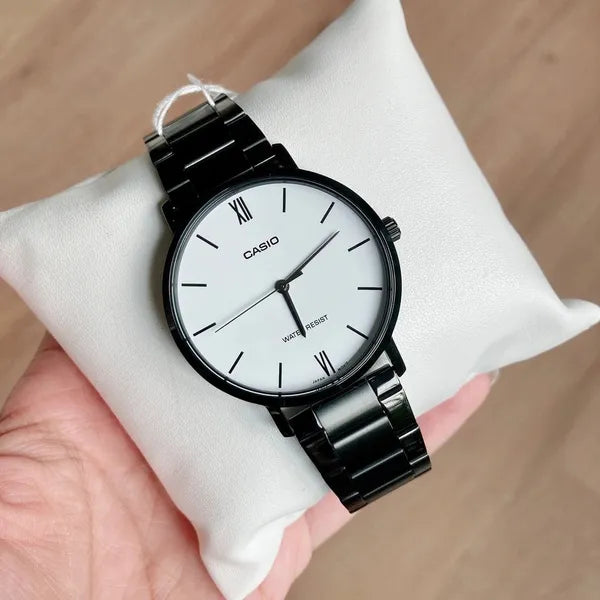 Casio férfi karóra MTP-VT01B-7B, fekete acél, fehér számlap, 40 mm, díszdoboz
