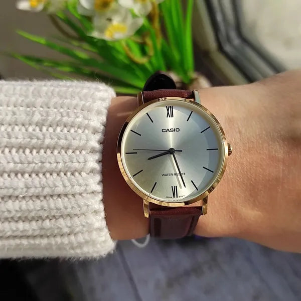 Casio LTP-VT01GL-9B női karóra, 34mm, barna bőrszíj, arany számlap, díszdoboz
