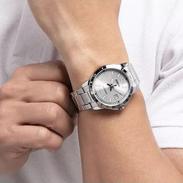 Casio férfi karóra, ezüst acél, kvarc, 42 mm, dátum, WR30, díszdoboz