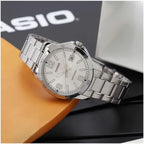 Casio férfi karóra, ezüst acél, kvarc, 42 mm, dátum, WR30, díszdoboz