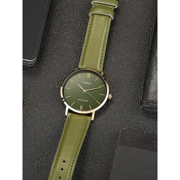 Casio MTP-VT01GL-3B férfi karóra, zöld számlap, bőr szíj, WR30, 40 mm
