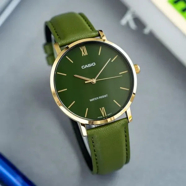 Casio MTP-VT01GL-3B férfi karóra, zöld számlap, bőr szíj, WR30, 40 mm