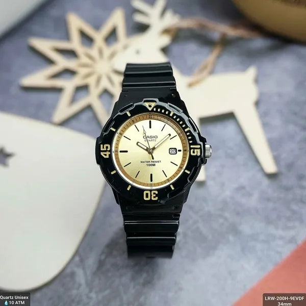 Casio női karóra, kvarc, 100 m vízálló, 39 mm, fekete szíj, arany számlap