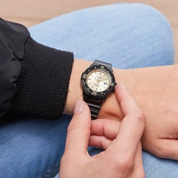 Casio női karóra, kvarc, 100 m vízálló, 39 mm, fekete szíj, arany számlap