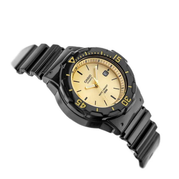 Casio női karóra, kvarc, 100 m vízálló, 39 mm, fekete szíj, arany számlap