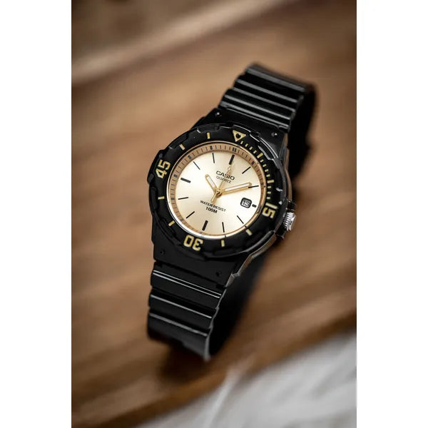 Casio női karóra, kvarc, 100 m vízálló, 39 mm, fekete szíj, arany számlap