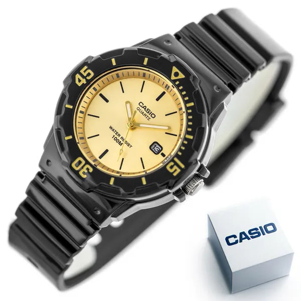 Casio női karóra, kvarc, 100 m vízálló, 39 mm, fekete szíj, arany számlap
