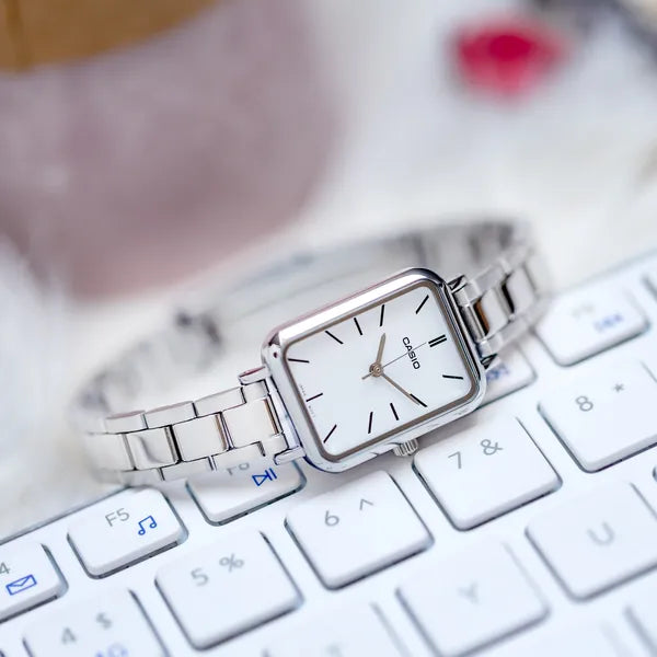 Casio női karóra LTP-V009D-7E, ezüst rozsdamentes acél szíj, fehér számlap