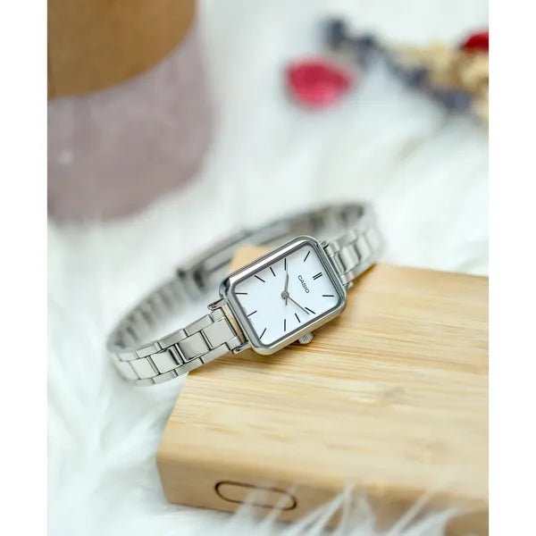 Casio női karóra LTP-V009D-7E, ezüst rozsdamentes acél szíj, fehér számlap
