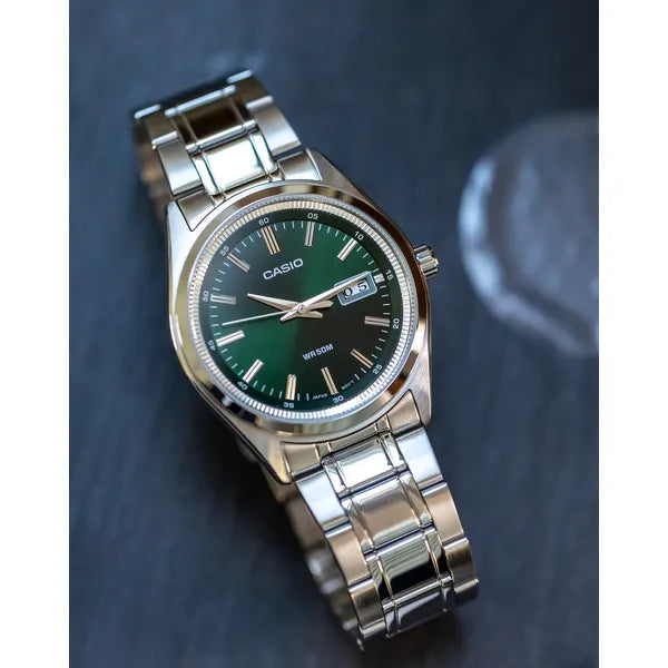 Casio MTP-B180D-3A férfi karóra, zöld számlap, acél szíj, WR50, díszdoboz