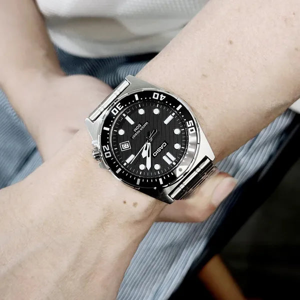 Casio MTD-135D-1A férfi karóra, fekete számlap, acél szíj, WR50, díszdobozzal