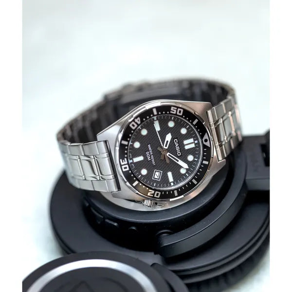 Casio MTD-135D-1A férfi karóra, fekete számlap, acél szíj, WR50, díszdobozzal