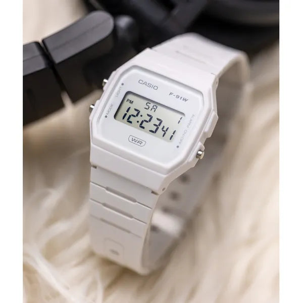 Casio F-91WB-7A férfi digitális karóra, fehér, 38 mm, WR100, díszdoboz