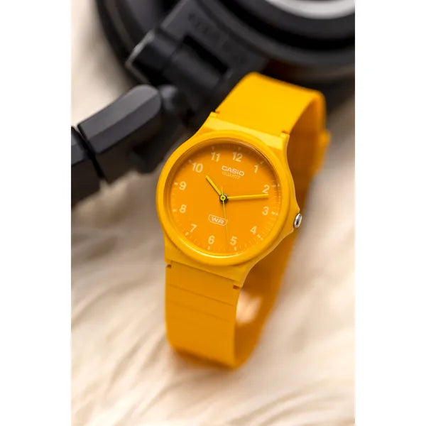 Casio MQ-24B-9B női karóra, narancssárga, 36 mm, kvarc, WR30, díszdobozzal