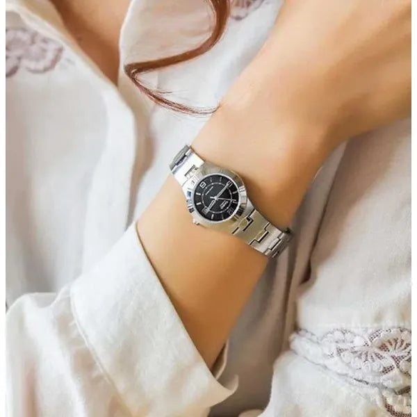 Casio LTP-1241D-1A női karóra, 25 mm, fekete számlap, acél szíj, WR30, dátum