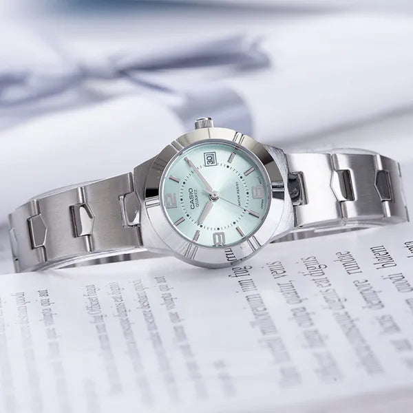 Casio női karóra LTP-1241D-3A, ezüst acél szíj, zöld számlap, 25 mm, WR30, dátumkijelző