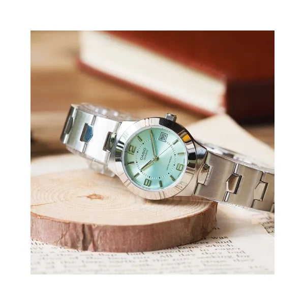 Casio női karóra LTP-1241D-3A, ezüst acél szíj, zöld számlap, 25 mm, WR30, dátumkijelző