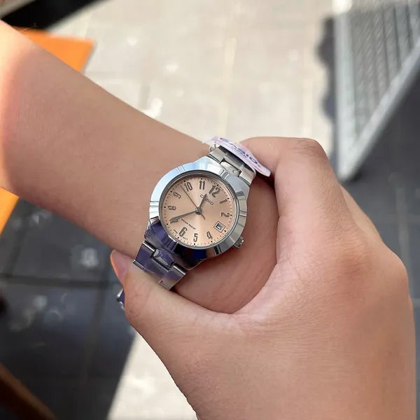 Casio LTP-1241D-4A3 női karóra, ezüst acél szíj, rózsaszín számlap, 25 mm