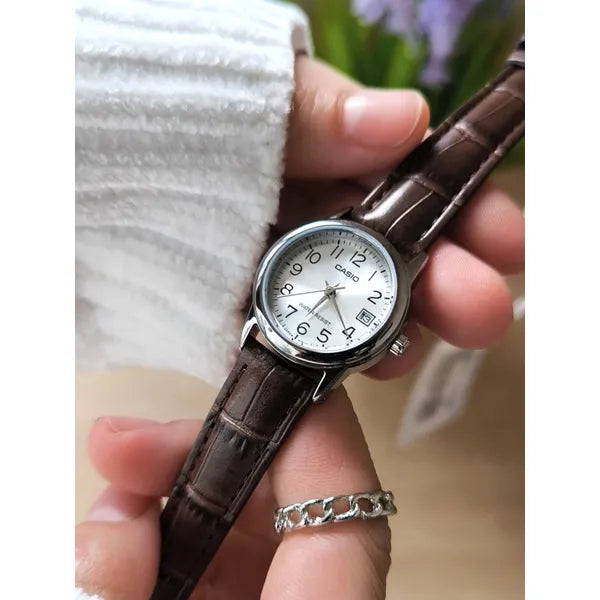 Casio LTP-V002L-7B2UDF női karóra, 25 mm, ezüst számlap, barna bőr, WR30, dátum