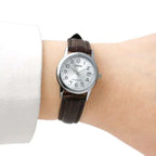 Casio LTP-V002L-7B2UDF női karóra, 25 mm, ezüst számlap, barna bőr, WR30, dátum