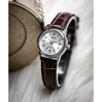 Casio LTP-V002L-7B2UDF női karóra, 25 mm, ezüst számlap, barna bőr, WR30, dátum