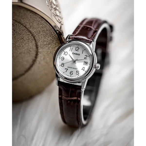 Casio LTP-V002L-7B2UDF női karóra, 25 mm, ezüst számlap, barna bőr, WR30, dátum